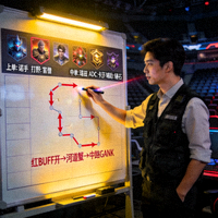 电竞分析师正在讲解比赛战术面板上的英雄阵容与路线图